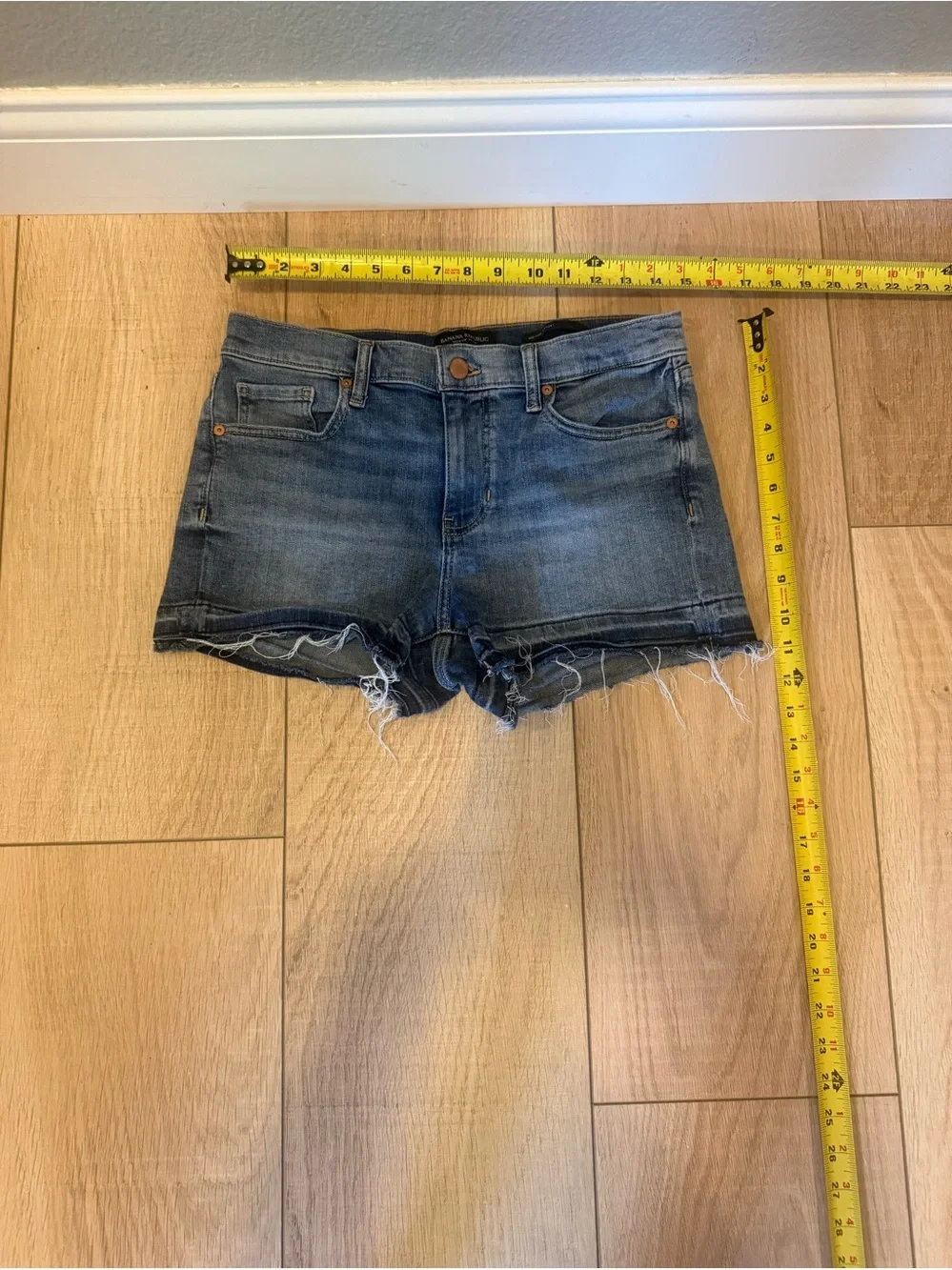 ♥️ Banana Republic Mid-Rise Distressed Jean Shorts Size 28 | Frayed Hem